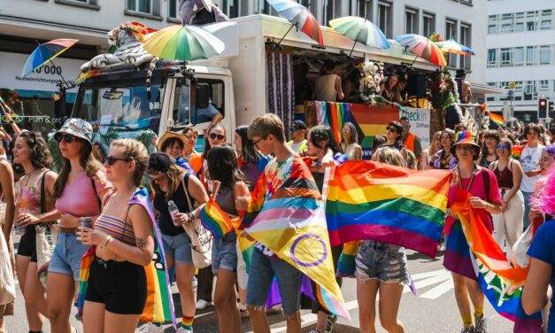 Coming Out Day — Quando revelar quem se é ainda pode custar família, liberdade ou vida