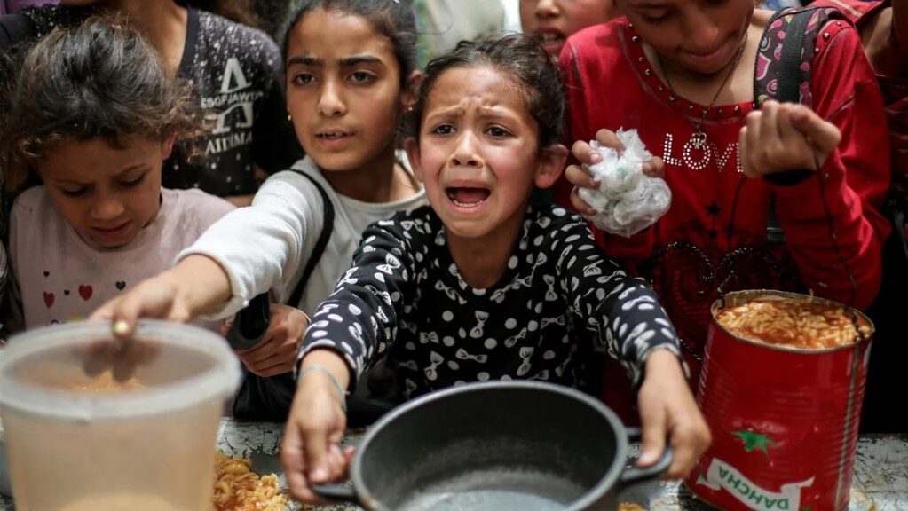 Ajuda alimentar em Nuseirat, Faixa de Gaza, abril de 2025. Foto: Eyad Baba/AFP, via Flickr/coolloud. CC BY-NC-ND 2.0.